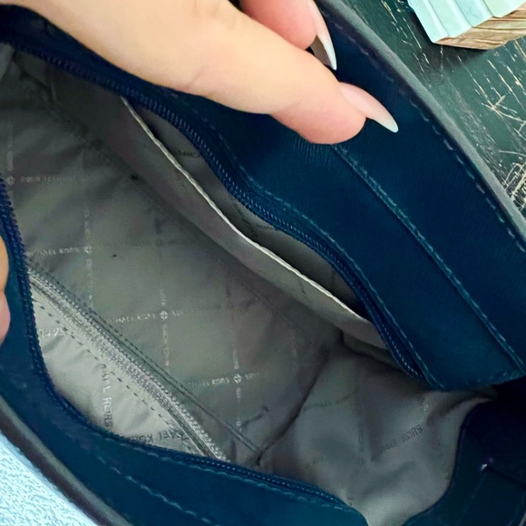 Brand NEW never been used blue Micheal Kors Mini hand bag. - Picture 4 of 6